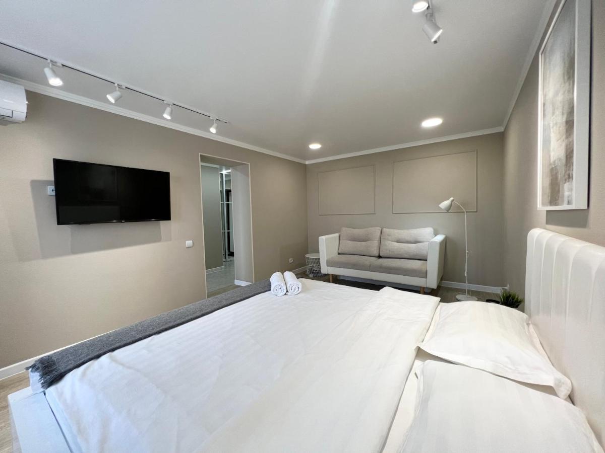 Luxury Apartments 巴甫洛达尔 外观 照片